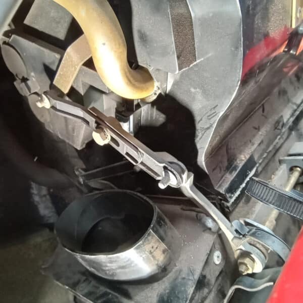 01.04.2025 1978 mercedes 350sl red removing harness and heater (47)
