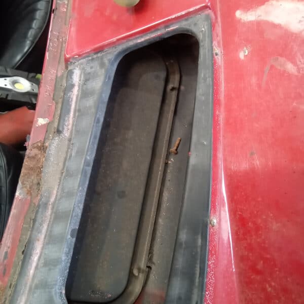 01.04.2025 1978 mercedes 350sl red removing harness and heater (48)