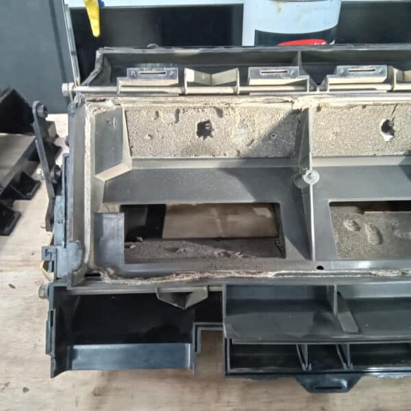 01.04.2025 1978 mercedes 350sl red removing harness and heater (49)