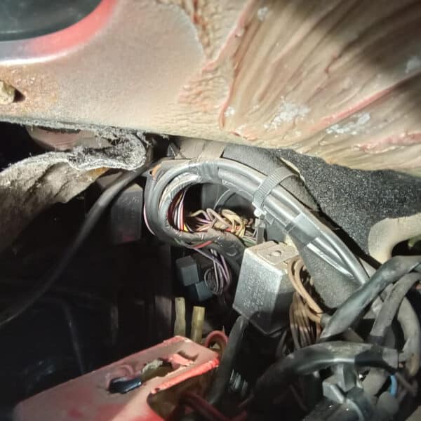 01.04.2025 1978 mercedes 350sl red removing harness and heater (5)