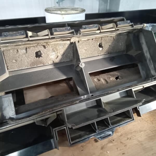 01.04.2025 1978 mercedes 350sl red removing harness and heater (50)
