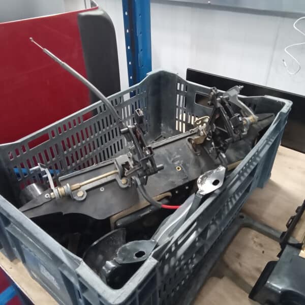 01.04.2025 1978 mercedes 350sl red removing harness and heater (54)