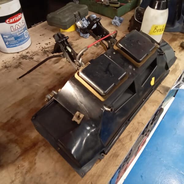 01.04.2025 1978 mercedes 350sl red removing harness and heater (55)