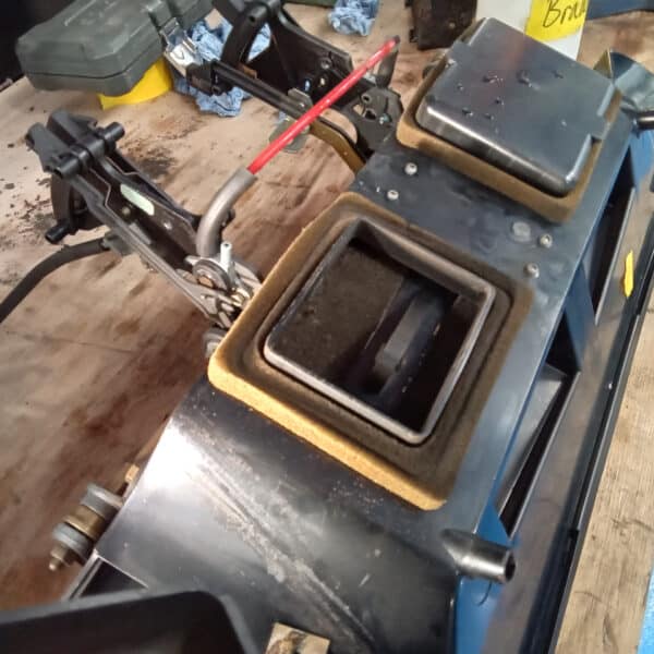 01.04.2025 1978 mercedes 350sl red removing harness and heater (56)