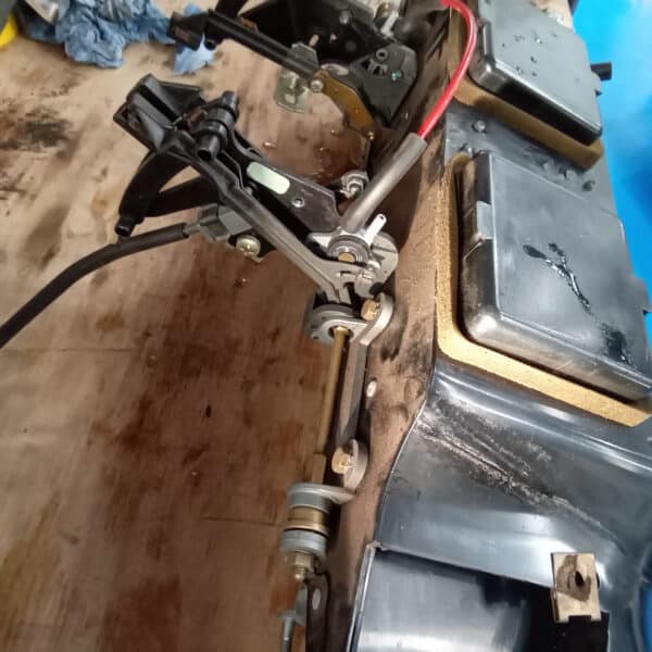 01.04.2025 1978 mercedes 350sl red removing harness and heater (58)