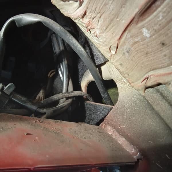 01.04.2025 1978 mercedes 350sl red removing harness and heater (6)