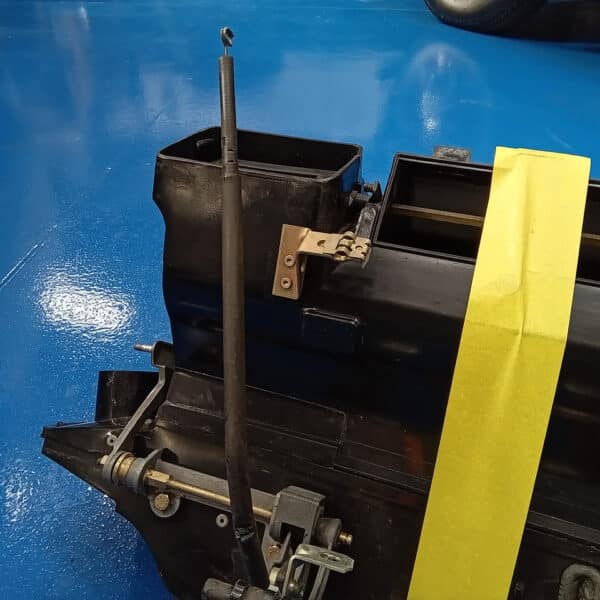 01.04.2025 1978 mercedes 350sl red removing harness and heater (65)