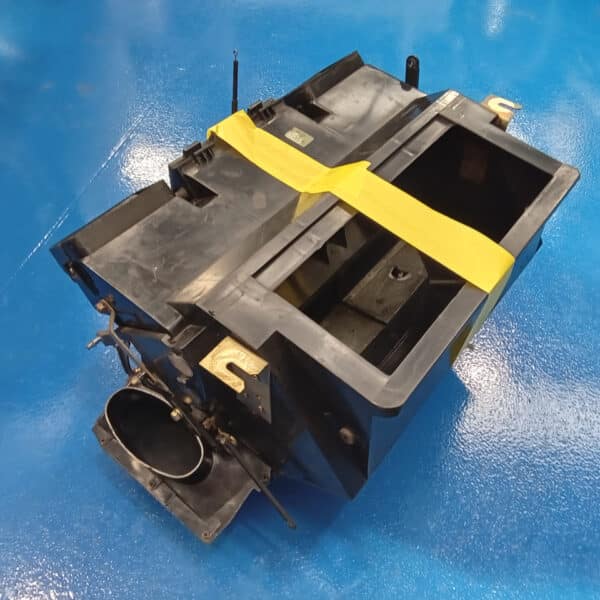 01.04.2025 1978 mercedes 350sl red removing harness and heater (67)