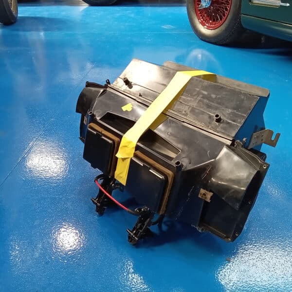 01.04.2025 1978 mercedes 350sl red removing harness and heater (68)