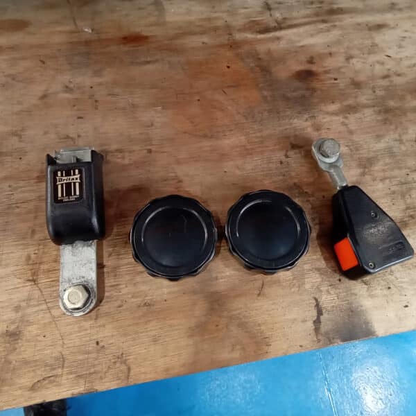 01.04.2025 1978 mercedes 350sl red removing harness and heater (69)