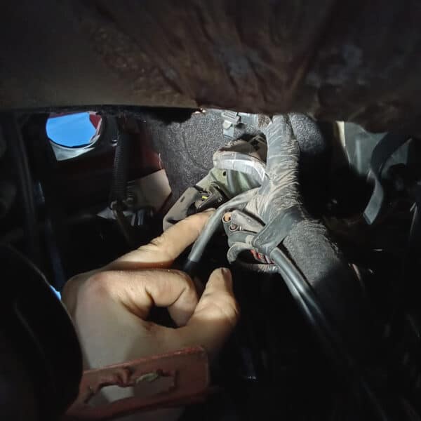 01.04.2025 1978 mercedes 350sl red removing harness and heater (9)