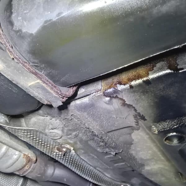 01.04.2025 2000 bmw z3 blue fuel leak (2)
