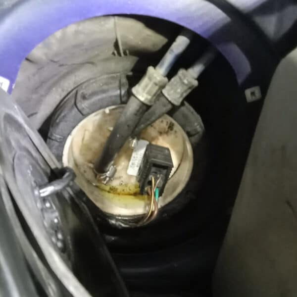 01.04.2025 2000 bmw z3 blue fuel leak (5)