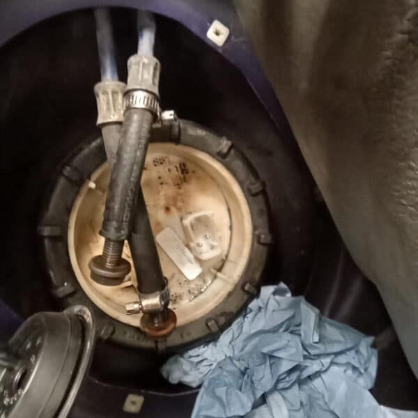02042025 2000 bmw z3 fuel leak (10)