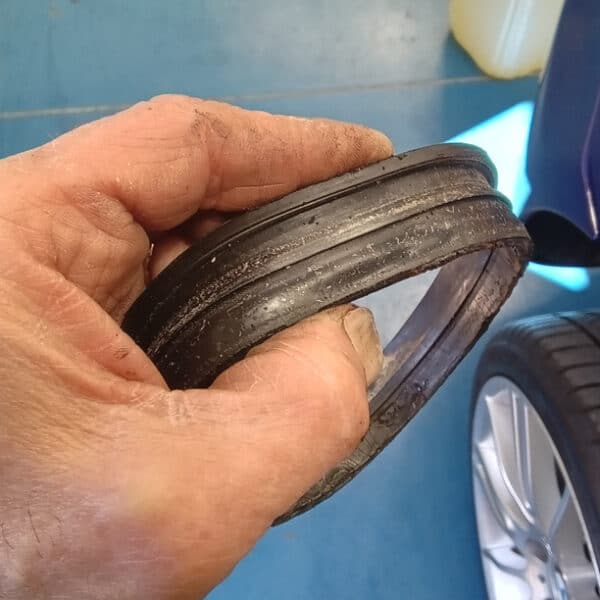 02042025 2000 bmw z3 fuel leak (2)