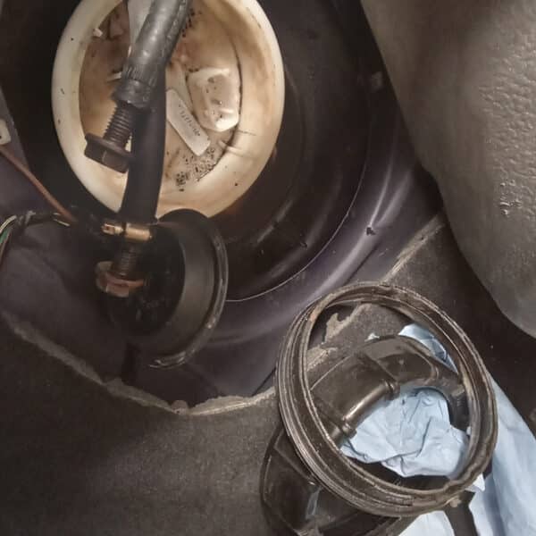 02042025 2000 bmw z3 fuel leak (3)