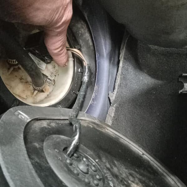 02042025 2000 bmw z3 fuel leak (5)