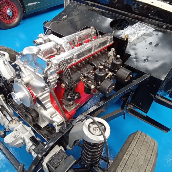 03.04.2025 1953 aston martin db24 black engine fitting (2)