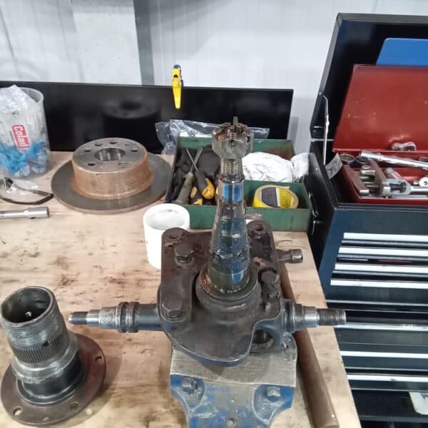 03.04.2025 1969 aston martin db6 volante blue front suspention (1)