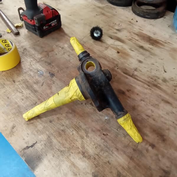 03.04.2025 1969 aston martin db6 volante blue front suspention (13)