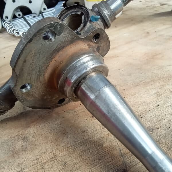 03.04.2025 1969 aston martin db6 volante blue front suspention (16)