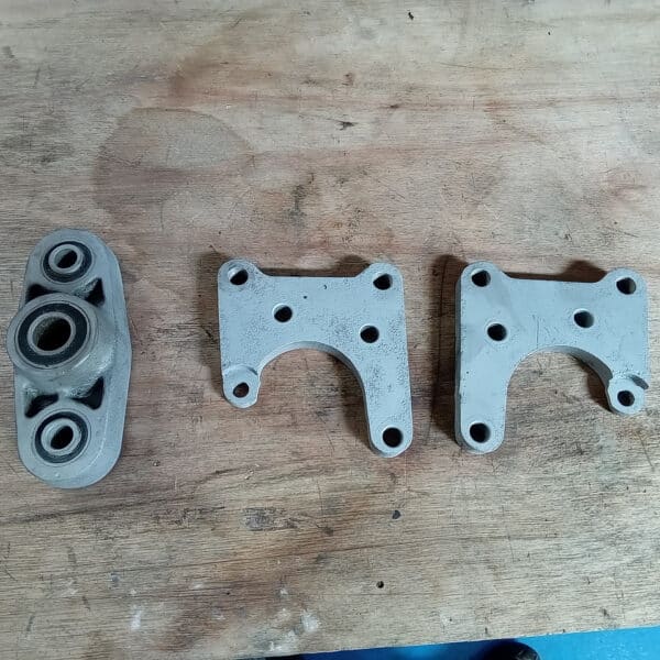 03.04.2025 1969 aston martin db6 volante blue front suspention (17)