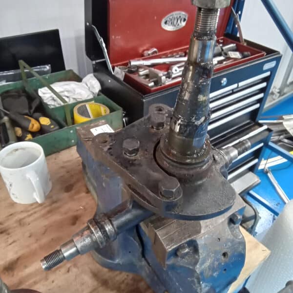03.04.2025 1969 aston martin db6 volante blue front suspention (3)