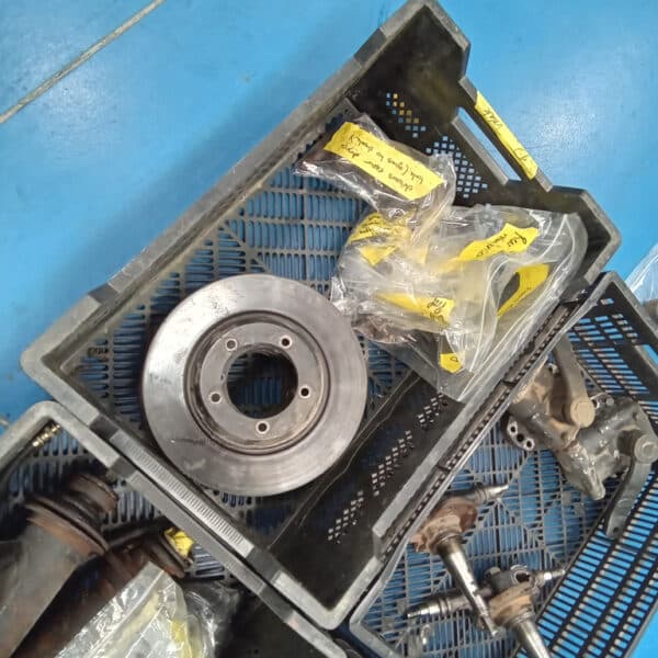 03.04.2025 1969 aston martin db6 volante blue front suspention (7)