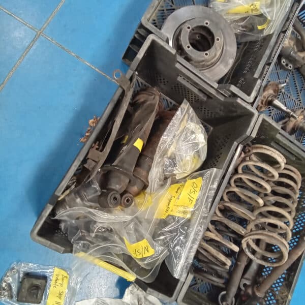 03.04.2025 1969 aston martin db6 volante blue front suspention (8)