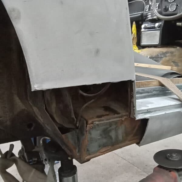03.04.2025 1969 aston martin db6 volante fab work (3)