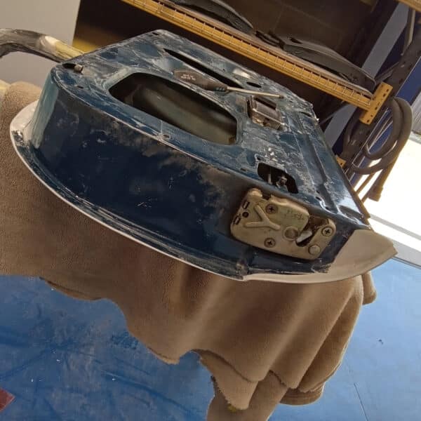 03.04.2025 1973 mgb roadster door latch removal (1)