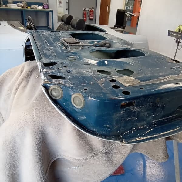 03.04.2025 1973 mgb roadster door latch removal (2)
