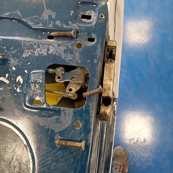 03.04.2025 1973 mgb roadster door latch removal (3)