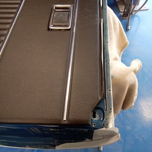 03.04.2025 1973 mgb roadster door latch removal (5)