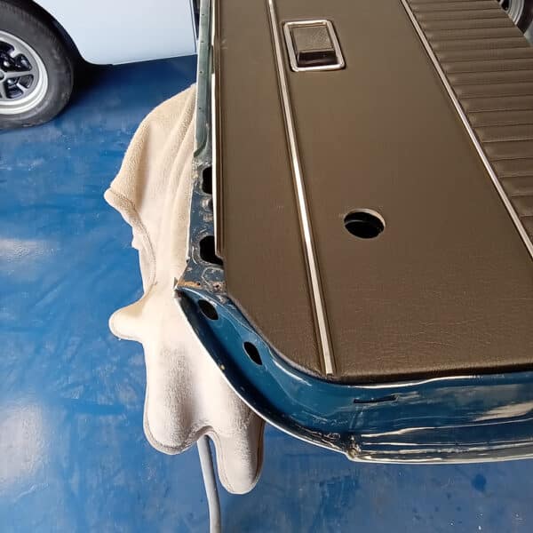 03.04.2025 1973 mgb roadster door latch removal (6)