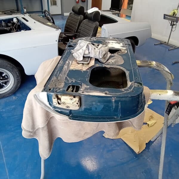 03.04.2025 1973 mgb roadster door latch removal (7)