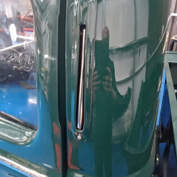 08.04.2025 1951 austin devon pickup green trafficators (11)