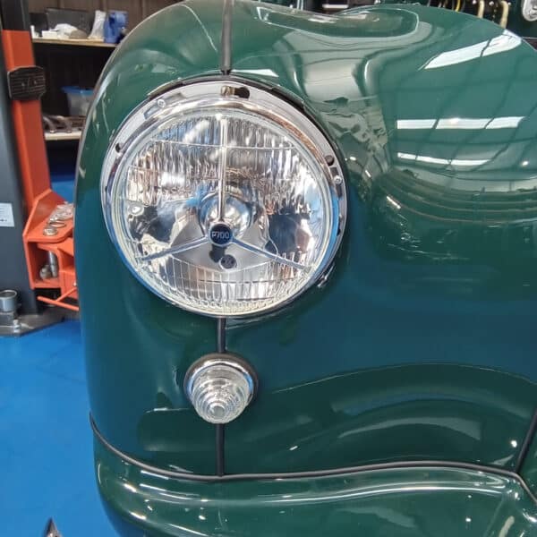 08.04.2025 1951 austin devon pickup green trafficators (14)