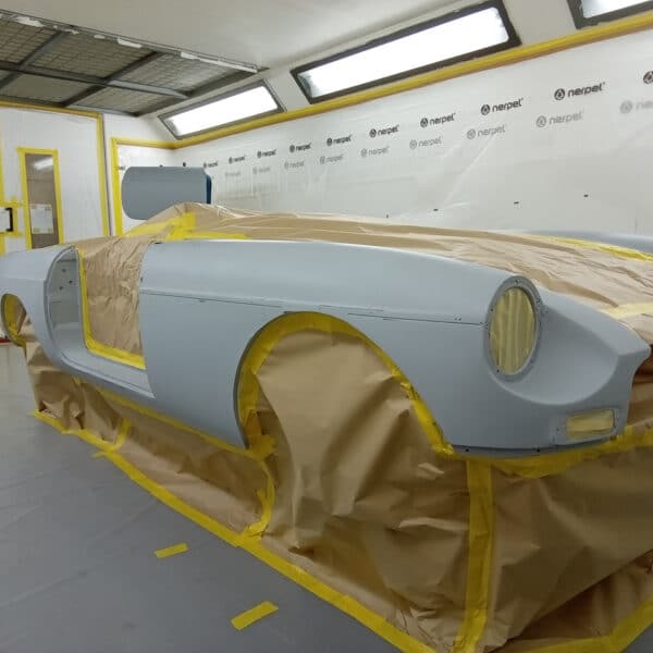 08.04.2025 1973 mg b roadster blue painting the car (1)