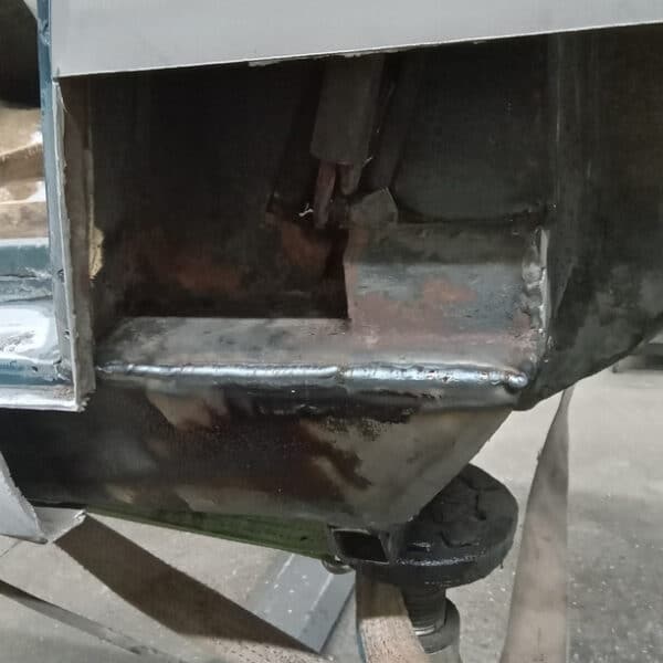 080425 1969 aston martin db6 volante main chassis and body repairs (20)
