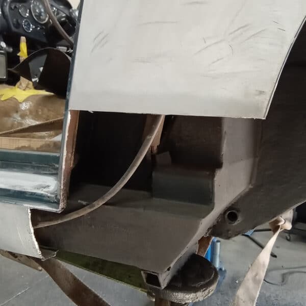 080425 1969 aston martin db6 volante main chassis and body repairs (6)