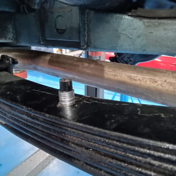 10.04.2025 1955 austin healey 100 bn1 rear spring to axle (2)