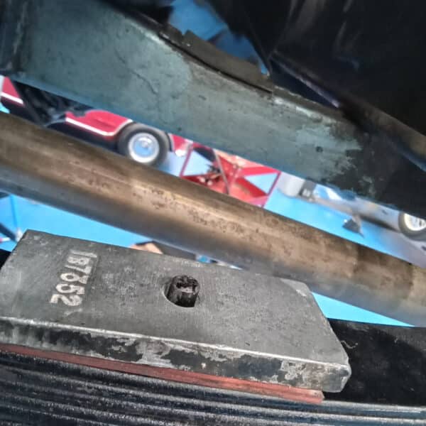 10.04.2025 1955 austin healey 100 bn1 rear spring to axle (3)