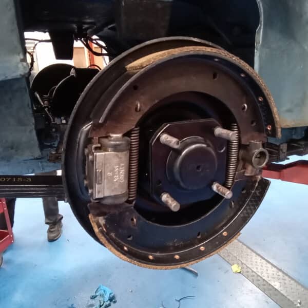 10.04.2025 1955 austin healey 100 bn1 replacing brake parts (3)
