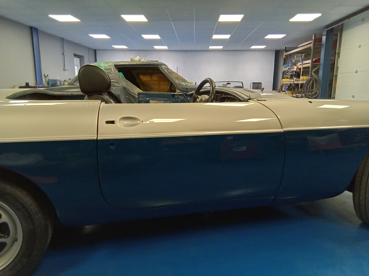 10.04.2025 1973 mg b roadster blue door refitted (1)