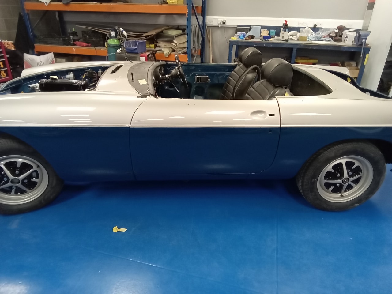 10.04.2025 1973 mg b roadster blue door refitted (2)
