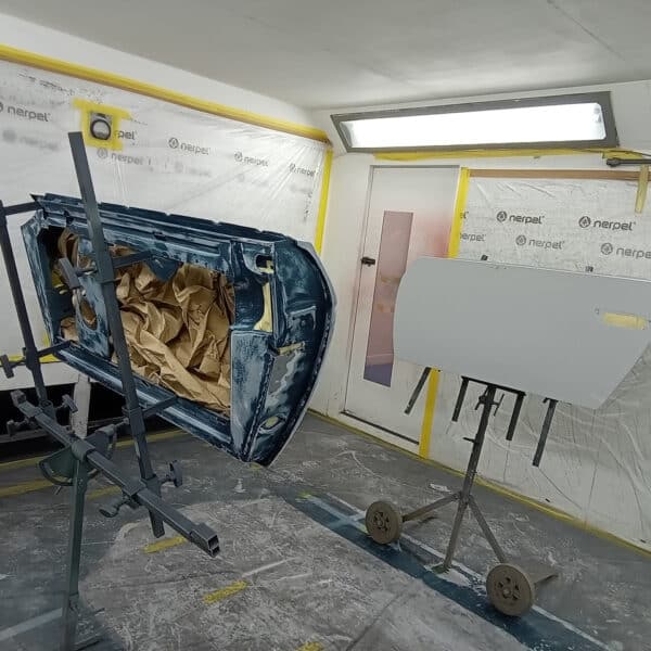 10.04.2025 1976 jensen interceptor blue more body work (4)