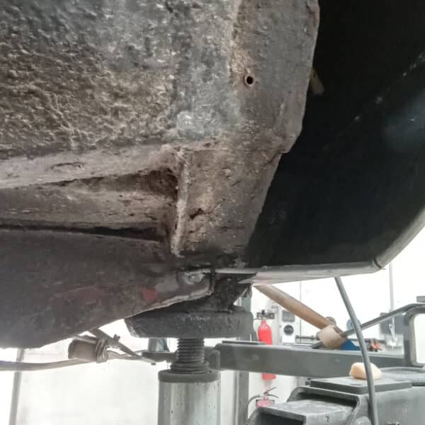 17042025 1969 aston martin db6 volante more welding (10)