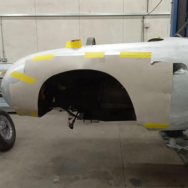 17042025 1969 aston martin db6 volante more welding (13)