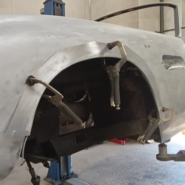 17042025 1969 aston martin db6 volante more welding (17)